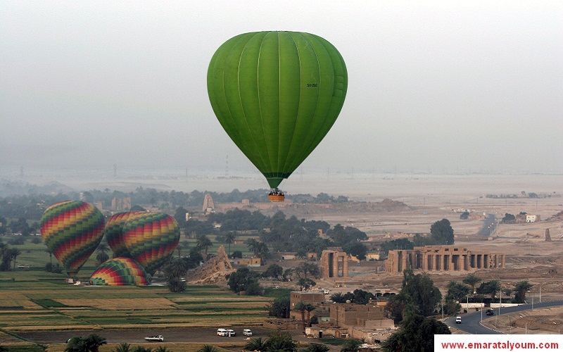 تعتبر هواية ركوب المنطاد "البالون"، من المهن السياحية التي تكاد تنفرد بها مدينة الأقصر المصرية، التي تضم بين جنباتها نحو ثلث الآثار المصرية وسدس ما يملكه العالم من تراث إنساني، ويقبل السياح بشغف على هذه التجربة لما فيها من المتعة والإثارة. الصور من الوكالات