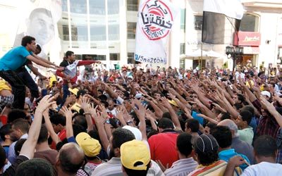 المئات من أنصار مرسي يتظاهرون في القاهرة مندِّدين بما أسموه "الانقلاب على الشرعية".  إي.بي.أيه