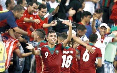 لاعبو المغرب يحتفلون بعد الفوز على كرواتيا. أ.ف.ب