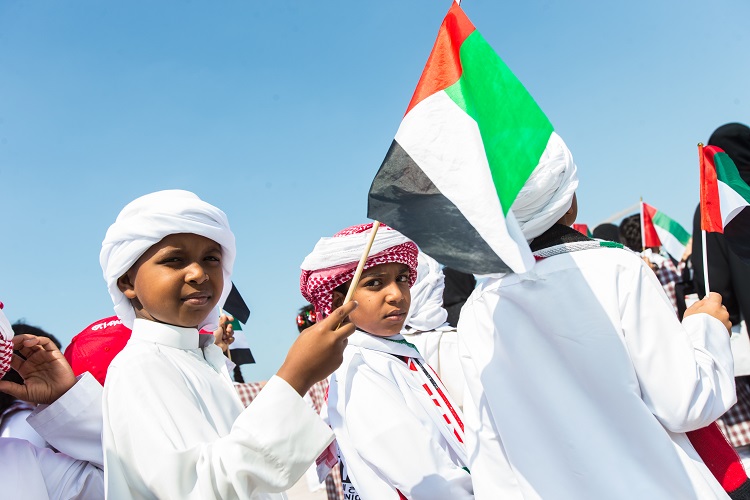 وقال سموه إن "العلم هو أمانة تسلمناها من المؤسسين، وهو أمانة عند كل مواطن ومواطنة، وهو أمانة بأيدي الأجيال القادمة للحفاظ عليه وتعزيز مكتسباته".