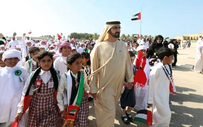 محمد بن راشد خلال الاحتفال بيوم العلم مع الطلاب.