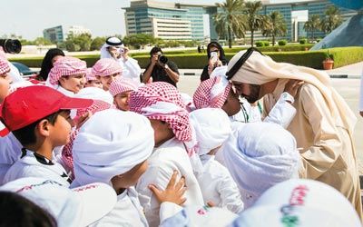 محمد‭ ‬بن‭ ‬راشد‭ ‬أطلق‭ ‬احتفالات‭ ‬«يوم‭ ‬العَلَم»‭ ‬في‭ ‬دار‭ ‬الاتحاد،‭ ‬أمس،‭ ‬تزامناً‭ ‬مع‭ ‬فعاليات‭ ‬رسمية‭ ‬وشعبـية‭ ‬رفعت‭ ‬عَلَم‭ ‬الدولة‭. ‬تصوير‭: ‬أحمد‭ ‬عرديتي‭ ‬ووام