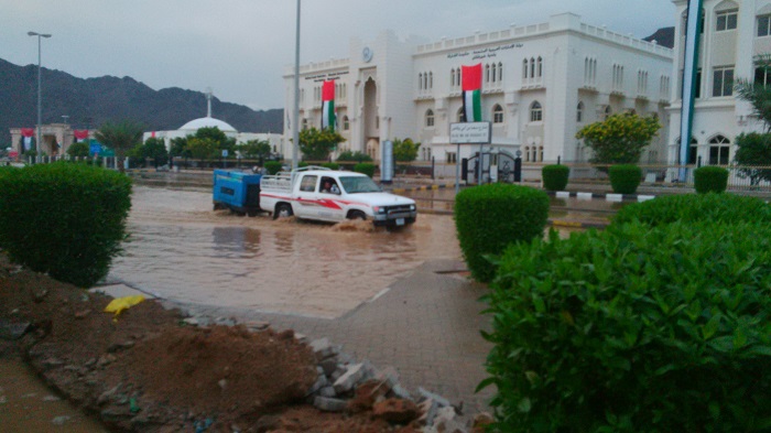 أمطار غزيرة  وسيول في خورفكان بعدسة سمية الحمادي