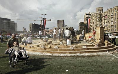 بدء العمل في إقامة النصب التذكاري لشهداء ثورتي 25 يناير و30 يونيو في قلب ميدان التحرير. أ.ب