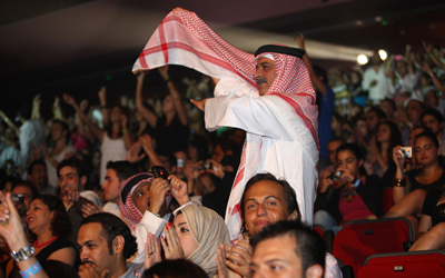 الحفلات الفنية تستقطب جمهوراً كبيراً من جميع الجنسيات.  من المصدر