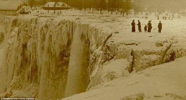 وتظهر صور يعتقد أن تاريخها يعود إلى 1911 أو 1912  تجمد مياه الشلال بالكامل غير أن ملتقط هذه الصور غير معروف.