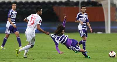 لاعب الجزيرة خميس إسماعيل يسحب لاعب العين عمر عبدالرحمن في لقاء سابق بين الفريقين. تصوير: إريك أرازاس