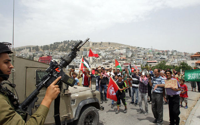 فلسطينيون يتظاهرون في مخيم العروب للاجئين شمال الخليل لدعم الأسرى المضربين عن الطعام. أ.ف.ب