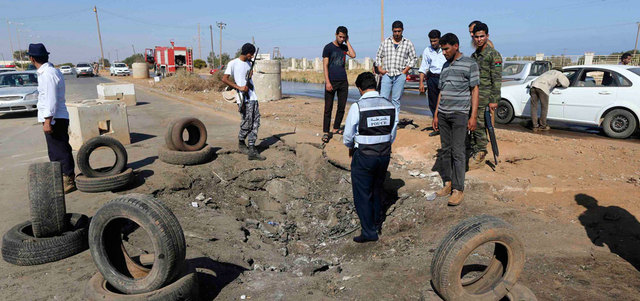 عناصر أمن ليبيين في موقع تعرّض لتفجير انتحاري شرق بنغازي. رويترز