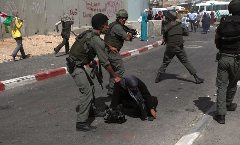 نساء فلسطين لبين نداء الأرض رغم همجية العدو-أ.ف.ب