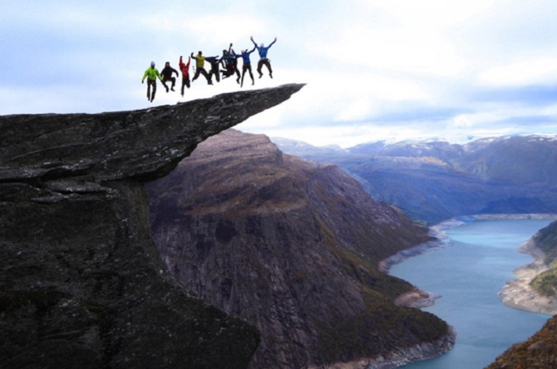 مجموعة صور لصخرة "لسان القزم " والتى تعتبر من أروع الأماكن في سياحة النرويج ، و تقع الصخرة في مدينة أوددا، ويطلقون عليها في النرويج أسم Trolltunga ومعناه " لسان القزم ".وتعد  الصخرة  من الأماكن التي يقصدها السياح للالتقاط الصور، ويحتاج تسلقها من 8 الى 9 ساعات وهى من اخطر الاماكن السياحة في العالم .وكالات