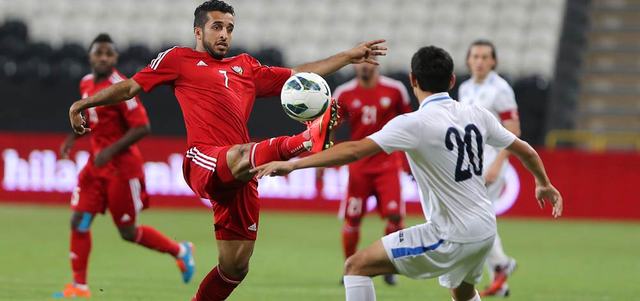 مهاجم المنتخب علي مبخوت يحاول الاستحواذ على الكرة قبل لاعب أوزبكستان. تصوير: إريك أرازاس