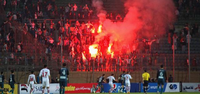 جمهور الزمالك داخل الملعب غاضب على مقتل 19 مشجعاً. أ.ف.ب