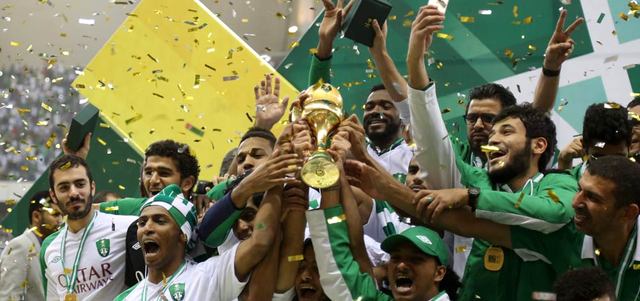 لاعبو الأهلي السعودي يحتفلون بعد التتويج بالكأس على حساب الهلال. إيه.بي.إي