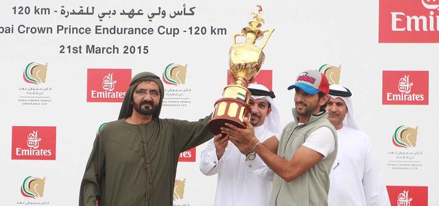 محمد بن راشد يرفع كأس ولي عهد دبي للقدرة بحضور حمدان بن محمد.   الإمارات اليوم