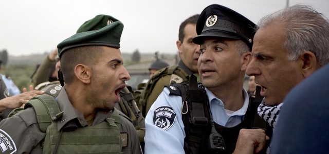 فلسطيني في مشادة مع قوات الاحتلال خلال الاحتجاج على الماراثون بالقرب من نابلس. إي.بي.إيه