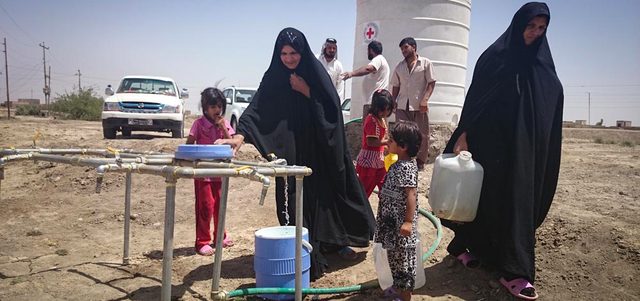 نساء يواجهن صعوبات في جلب الماء بالديوانية بالعراق.  أرشيفية