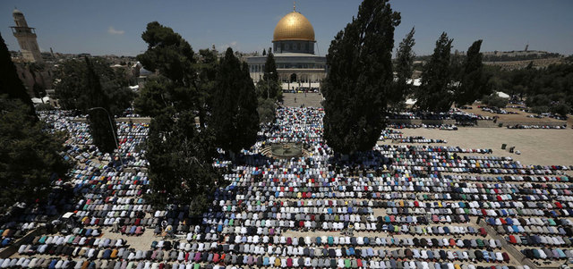 صلاة الجمعة الأولى من شهر رمضان الفضيل في رحاب المسجد الأقصى. أ.ف.ب