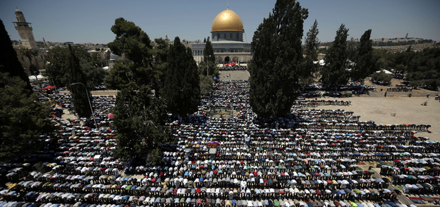 صلاة الجمعة الرابعة في رمضان بالمسجد الأقصى. أ.ف.ب