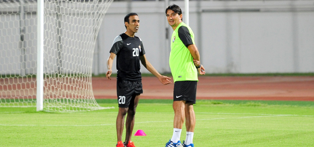 زلاتكو في حديث جانبي مع قائد الفريق هلال سعيد.   من المصدر