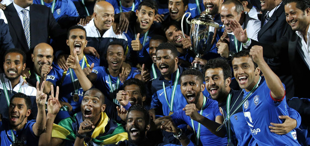 لاعبو الهلال يحتفلون بكأس «السوبر» بعد الفوز على النصر. أ.ف.ب