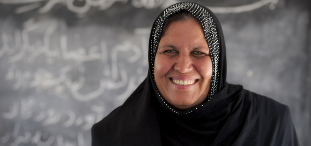 This handout picture taken and released on September 15, 2015 in Geneva by UNHCR show UN refugee agency's annual Nansen Refugee Award, Aqeela Asifi, a 49-year-old teacher who fled from Afghanistan with her family in 1992. She was given the prestigious award for «her brave and tireless dedication to education for Afghan refugee girls,» UNHCR said in a statement.     AFP PHOTO / HANDOUT / UNHCR / SEBASTIAN RICH  RESTRICTED TO EDITORIAL USE - MANDATORY CREDIT «AFP PHOTO / UNHCR / SEBASTIAN RICH » - NO MARKETING NO ADVERTISING CAMPAIGNS - DISTRIBUTED AS A SERVICE TO CLIENTS