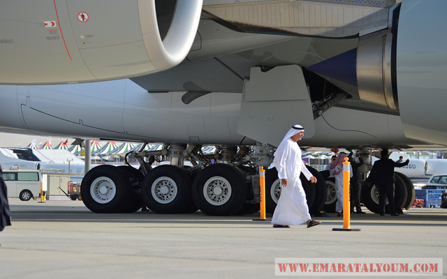 زائر يمشي بالقرب من طائرة الايرباص A 380 العملاقة. تصوير: يوسف الهرمودي