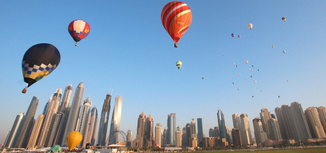 عرض المناطيد أبهر الجمهور في ثاني أيام «مونديال دبي». تصوير: أسامة أبوغانم