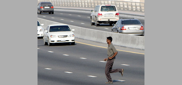 المشاة يتحملون الجانب الأكبر من مسؤولية حوادث المشاة بسبب إصرارهم على العبور الخاطئ. أرشيفية