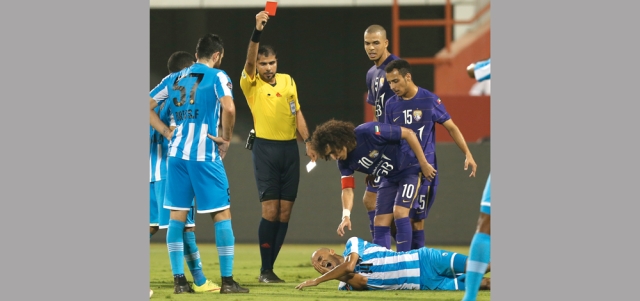 «عموري» يطمئن على لاعب دبا الفجيرة ياسين البخيت. الإمارات اليوم