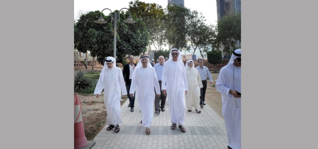 لوتاه خلال جولة تفقدية لمشروع برواز دبي. من المصدر