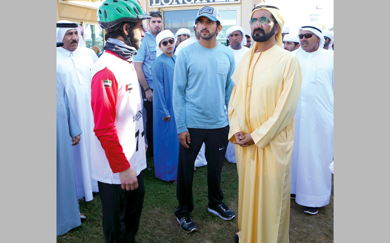 محمد بن راشد خلال متابعته سباق كأس القدرة بحضور حمدان بن محمد. تصوير: أسامة أبوغانم