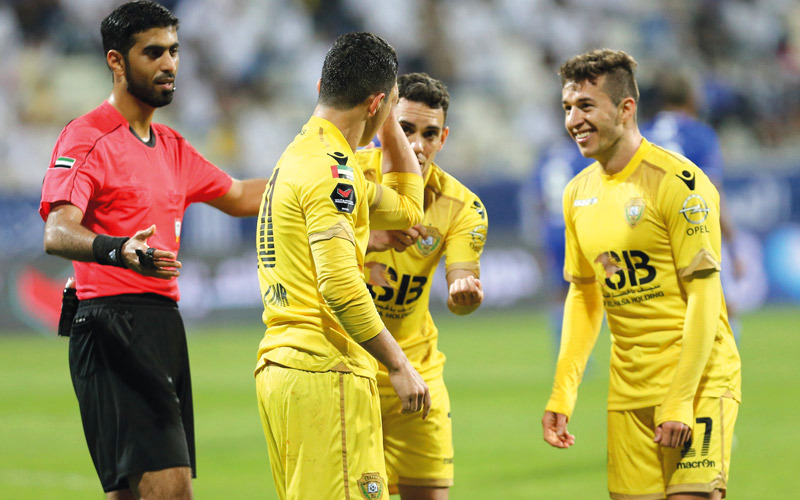 لاعبو الوصل يحتفلون بالفوز على النصر. تصوير: مصطفى قاسمي