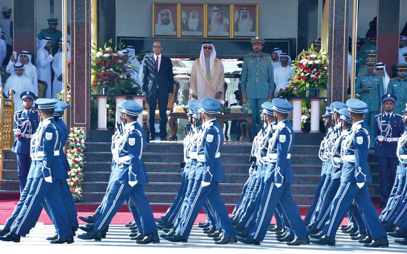 سيف بن زايد يستعرض طابور الخريجين. من المصدر