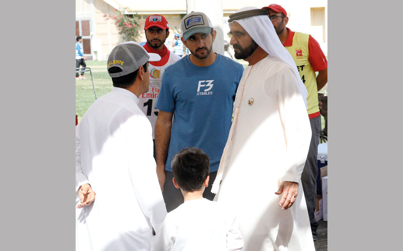 محمد بن راشد خلال متابعة السباق أمس بحضور حمدان بن محمد. تصوير: أسامة أبوغانم