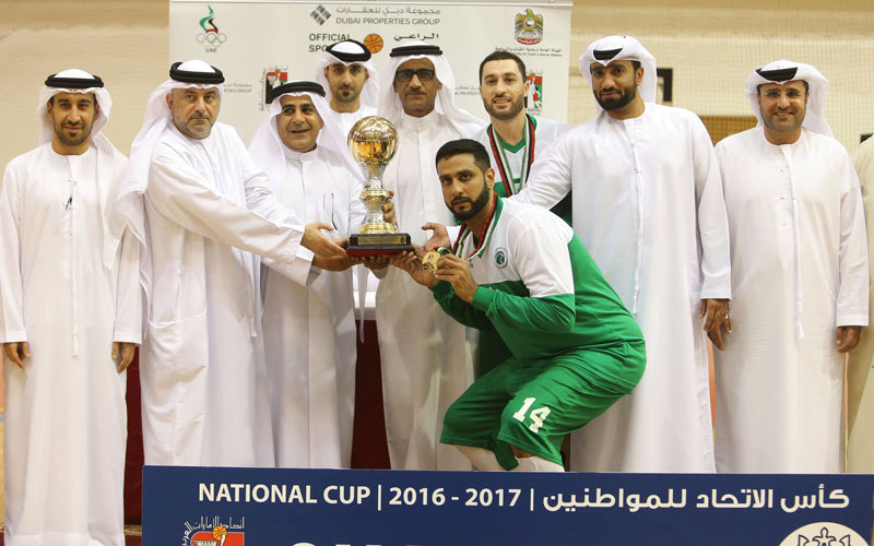 علي عباس برفقة زميله جاسم عبدالرضا يتسلمان كأس الاتحاد. تصوير: مصطفى قاسمي